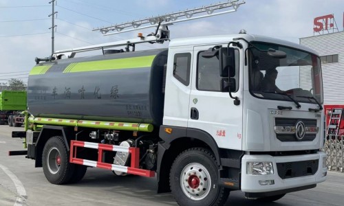 D9光伏板清洗车(两驱)