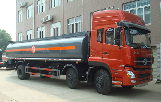 东风小三轴化工液体运输车