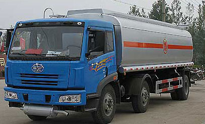 解放小三轴化工液体运输车